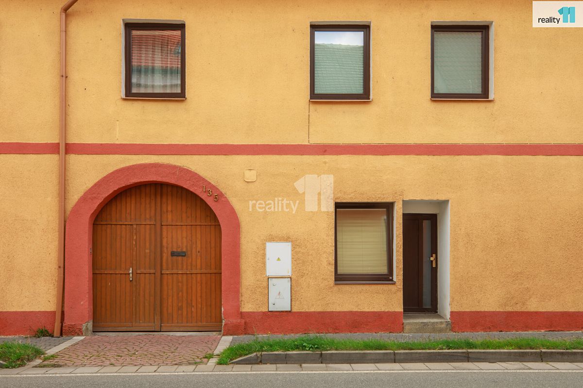 Prodej rodinného domu 220 m², pozemek 907 m² – fotografie 3