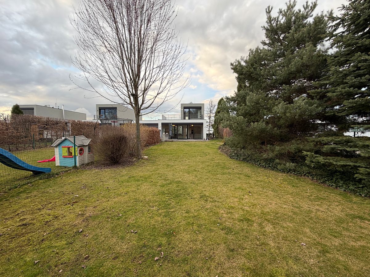 Pronájem rodinného domu 227 m², pozemek 380 m² – fotografie 4