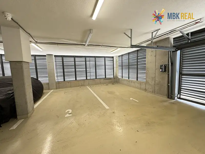Pronájem garážového stání 13 m², Brno – náhled fotky 1