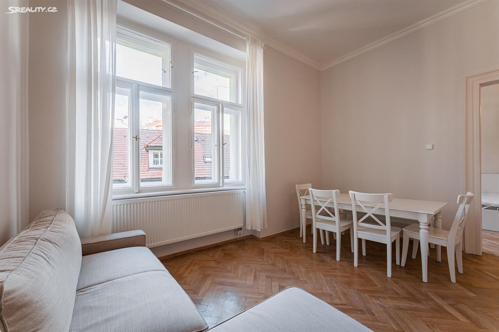 Pronájem bytu 2+kk 62 m² – pohled 2