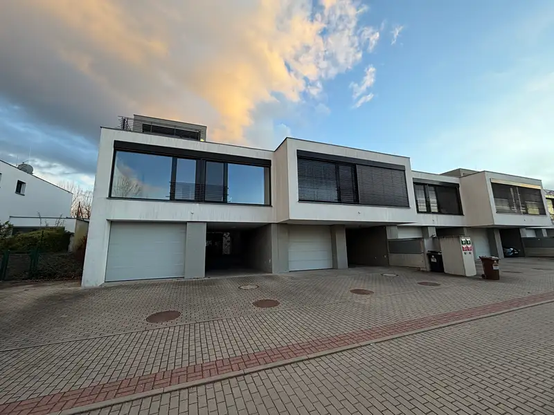 Pronájem rodinného domu 227 m², pozemek 380 m², Praha – náhled fotky 1