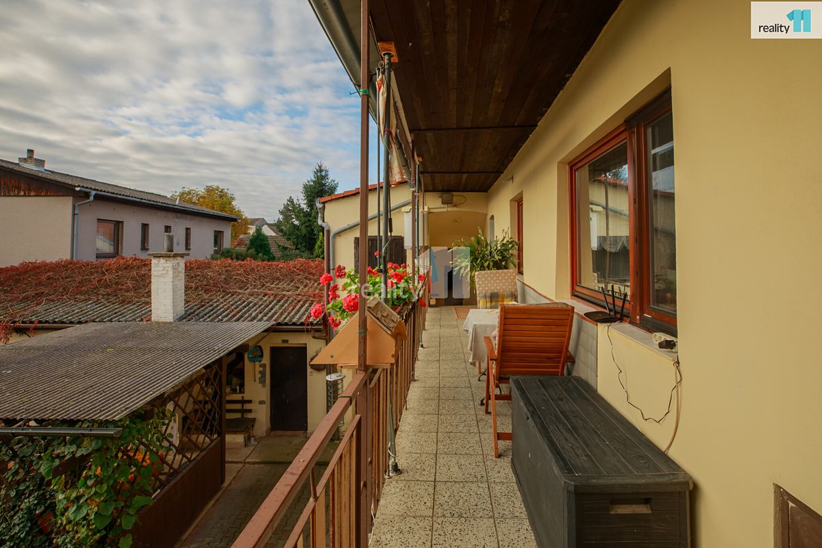 Prodej rodinného domu 220 m², pozemek 907 m² – fotografie 2
