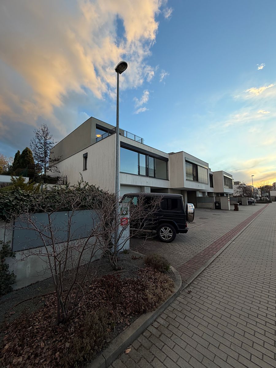 Pronájem rodinného domu 227 m², pozemek 380 m² – fotografie 2