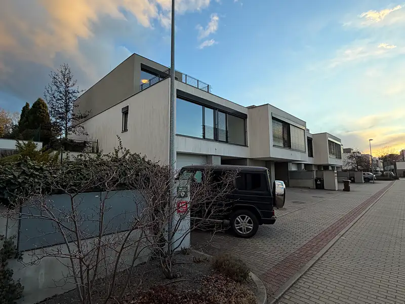 Pronájem rodinného domu 227 m², pozemek 380 m², Praha – náhled fotky 2