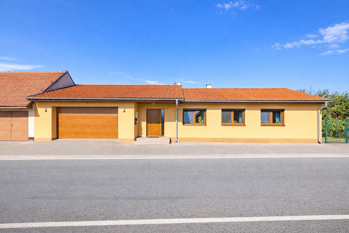 Prodej rodinného domu 454 m², pozemek 2186 m²