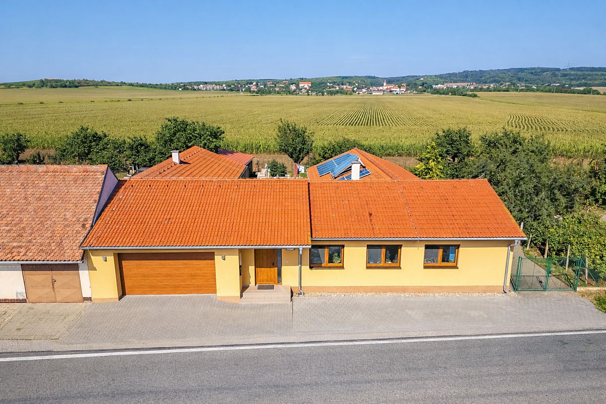 Prodej rodinného domu 454 m², pozemek 2186 m² – fotografie 2