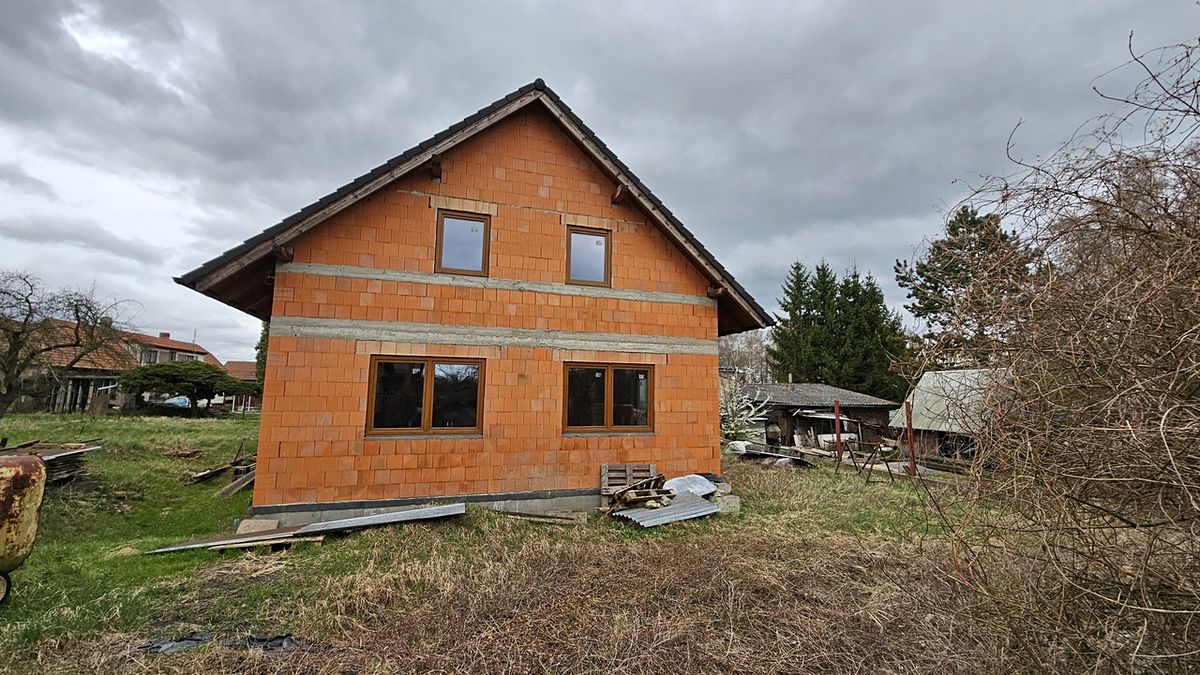 Prodej rodinného domu 214 m², pozemek 863 m² – fotografie 2