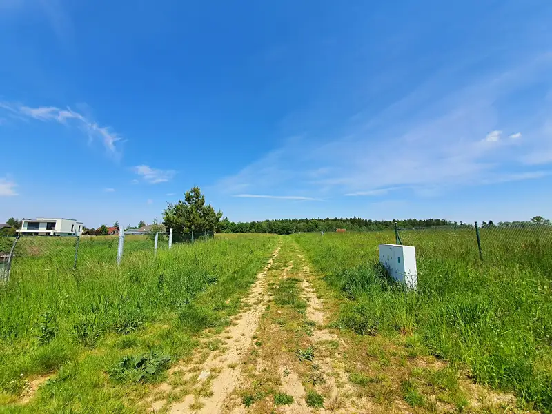 Prodej stavebního pozemku 924 m², Babice – náhled fotky 1