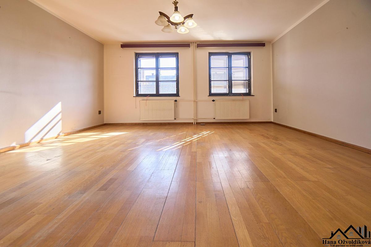 Prodej rodinného domu 242 m², pozemek 149 m² – fotografie 2