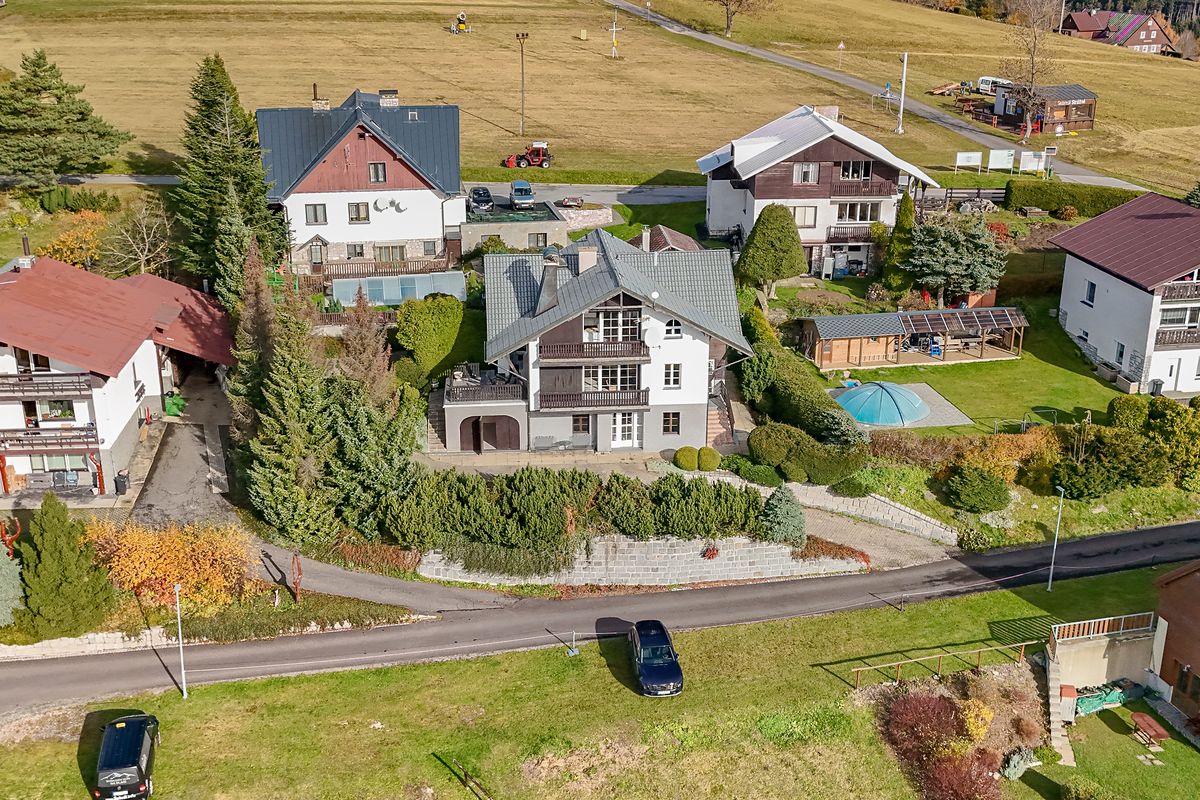 Prodej rodinného domu 350 m², pozemek 415 m² – fotografie 2