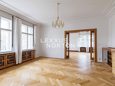 Pronájem bytu 6 pokojů a více 246 m²