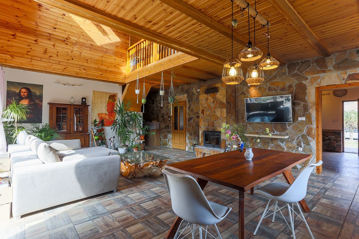 Prodej rodinného domu 258 m², pozemek 1265 m² – fotografie 2