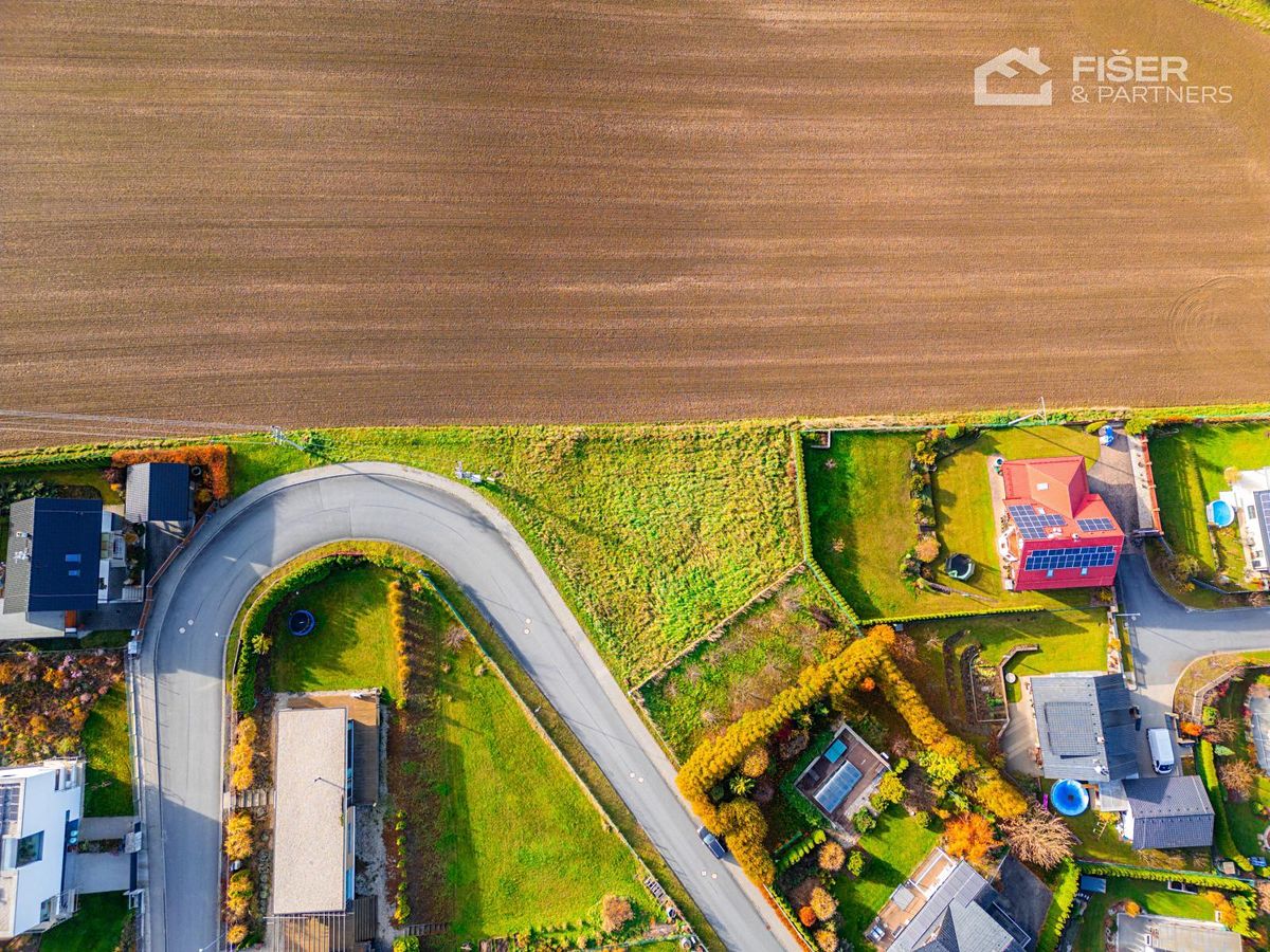 Prodej stavebního pozemku 977 m² – fotografie 2
