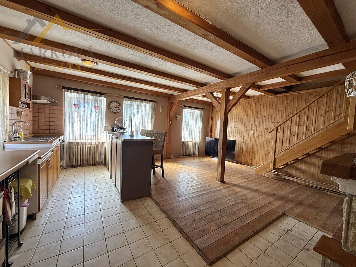 Prodej rodinného domu 192 m², pozemek 803 m² – fotografie 2