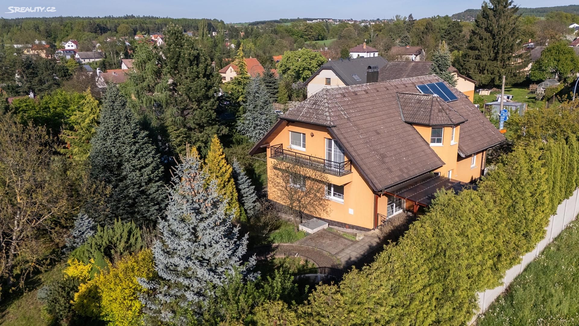 Prodej  rodinného domu 400 m², pozemek 1 400 m², okres Praha-východ