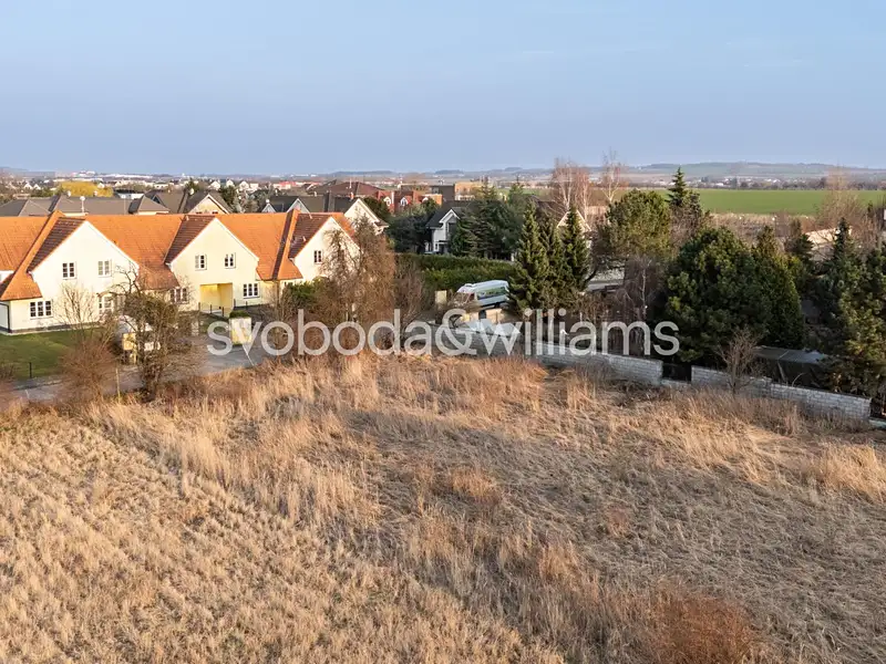 Prodej stavebního pozemku 2108 m², Jesenice – náhled fotky 2