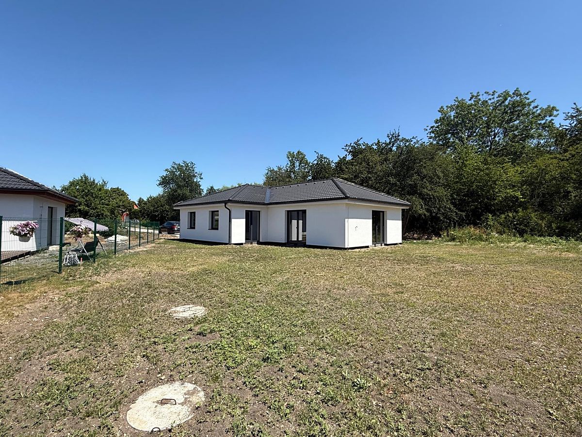 Prodej rodinného domu 115 m², pozemek 750 m² – fotografie 2