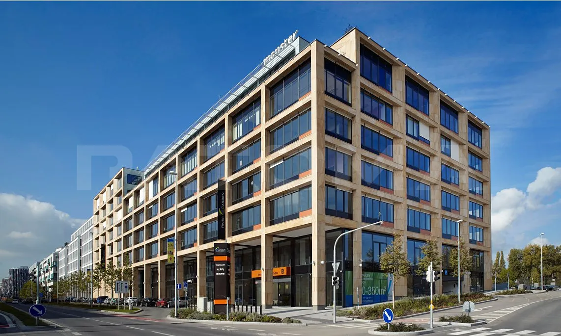 Pronájem kanceláře 876 m²