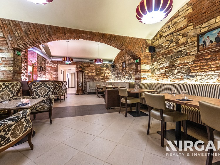 Pronájem komerčního prostoru, 198 m² (1 z 28)