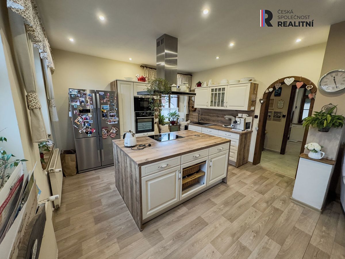 Prodej rodinného domu 480 m², pozemek 661 m² – fotografie 2
