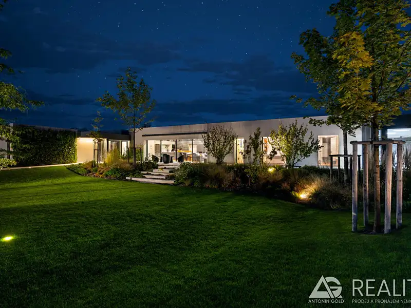 Prodej rodinného domu 407 m², pozemek 1794 m², Ladná – náhled fotky 2