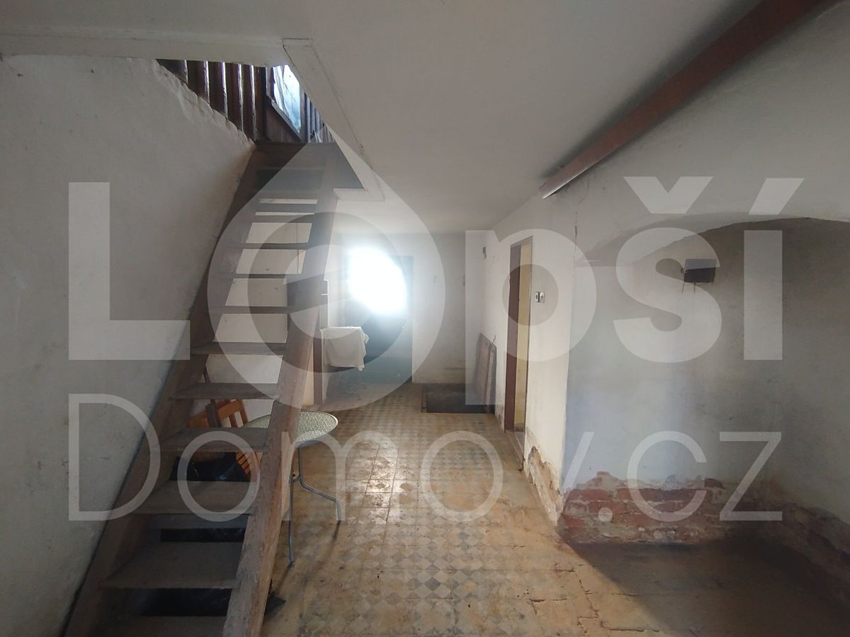 Prodej rodinného domu 200 m², pozemek 910 m² – fotografie 4