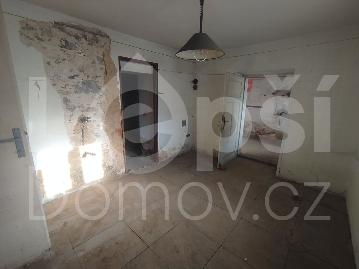 Prodej rodinného domu 200 m², pozemek 910 m² – fotografie 5