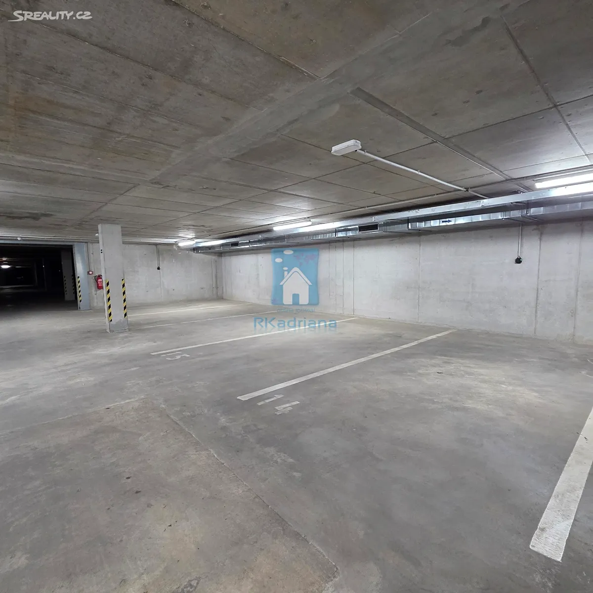 Pronájem garážového stání 15 m², Rejskova