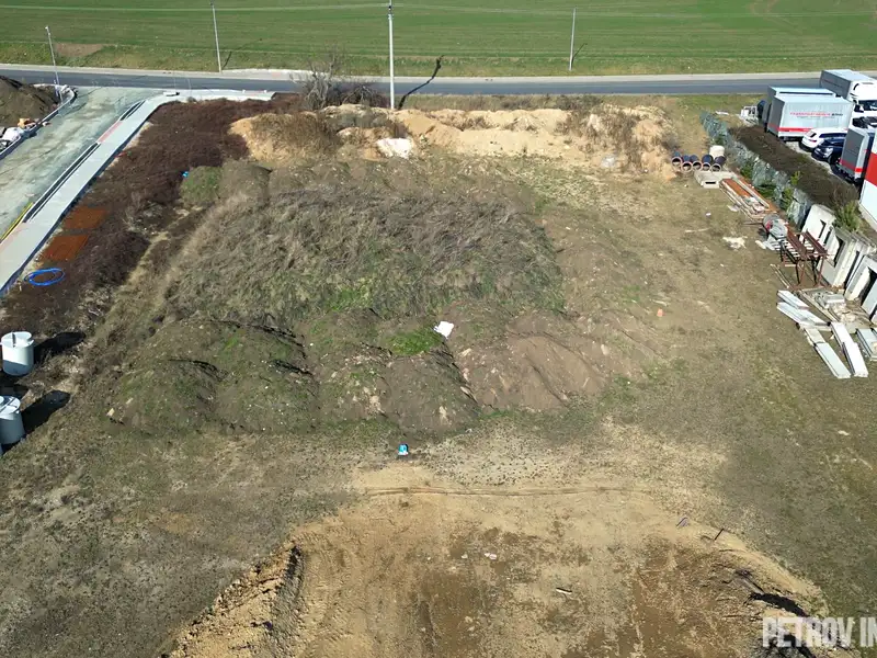 Prodej komerčního pozemku 1108 m², Moravany – náhled fotky 3