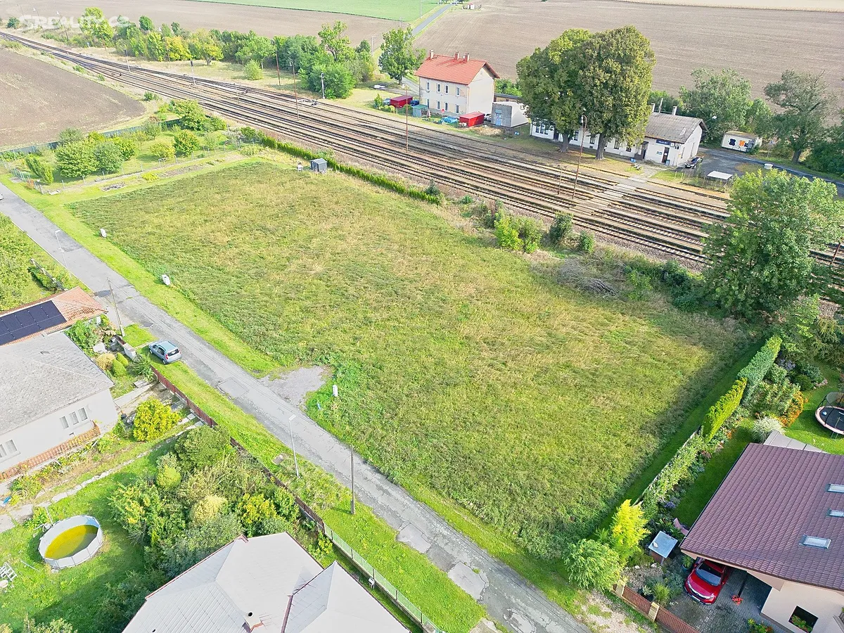 Prodej stavebního pozemku 1056 m², Dvory