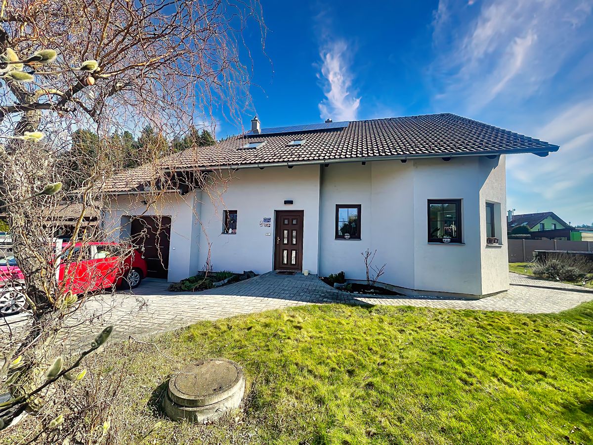 Prodej rodinného domu 217 m², pozemek 678 m² – fotografie 2