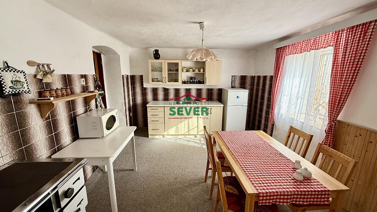 Prodej rodinného domu 300 m², pozemek 925 m² – fotografie 2
