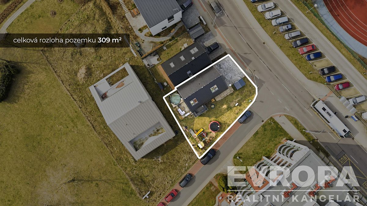 Prodej rodinného domu 140 m², pozemek 309 m² – fotografie 2