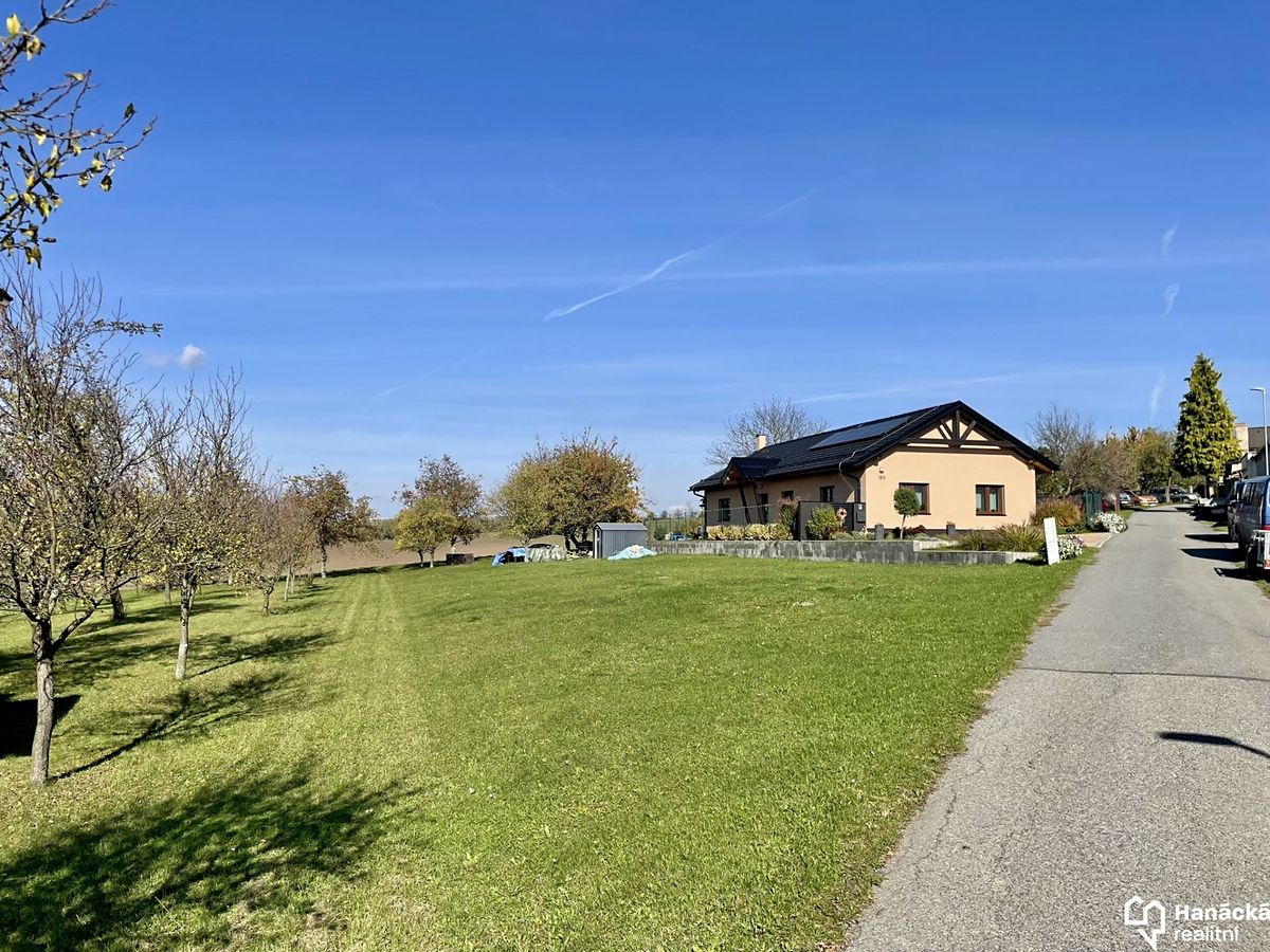 Prodej stavebního pozemku 927 m² – fotografie 2