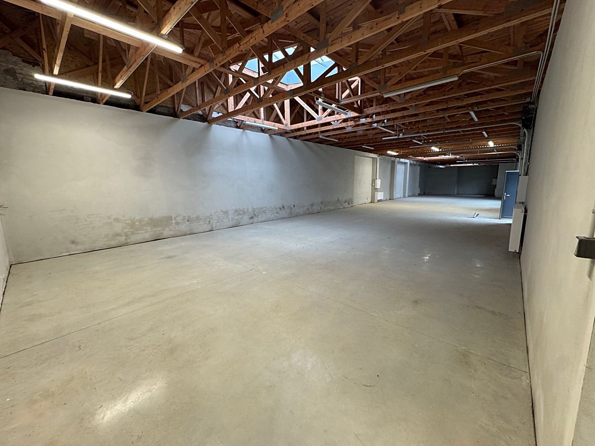 Pronájem obchodního prostoru 972 m² – fotografie 2