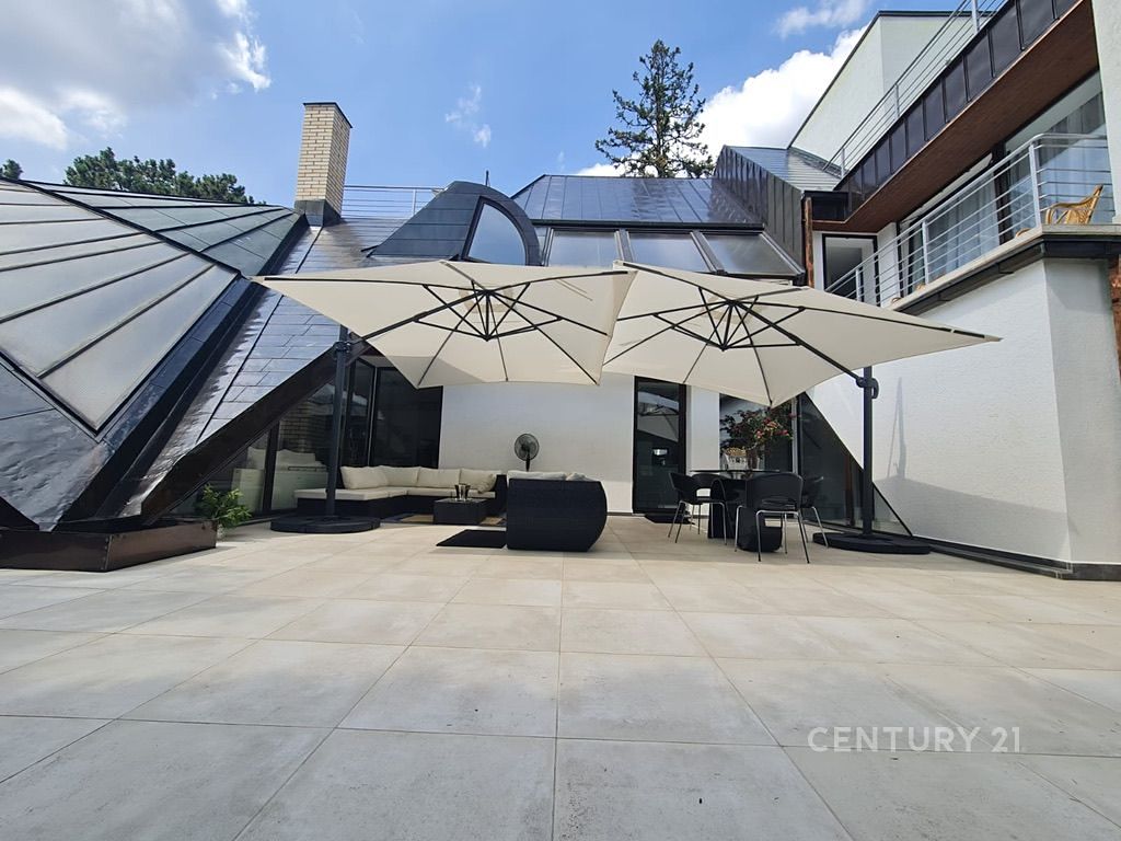 Prodej vícegeneračního domu 972 m², pozemek 691 m² – fotografie 2