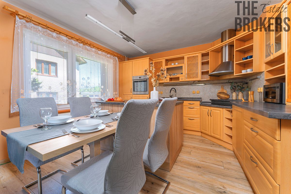 Prodej rodinného domu 187 m², pozemek 819 m² – fotografie 2