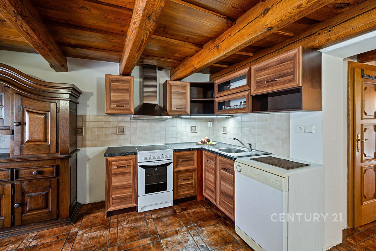 Prodej rodinného domu 330 m², pozemek 329 m²