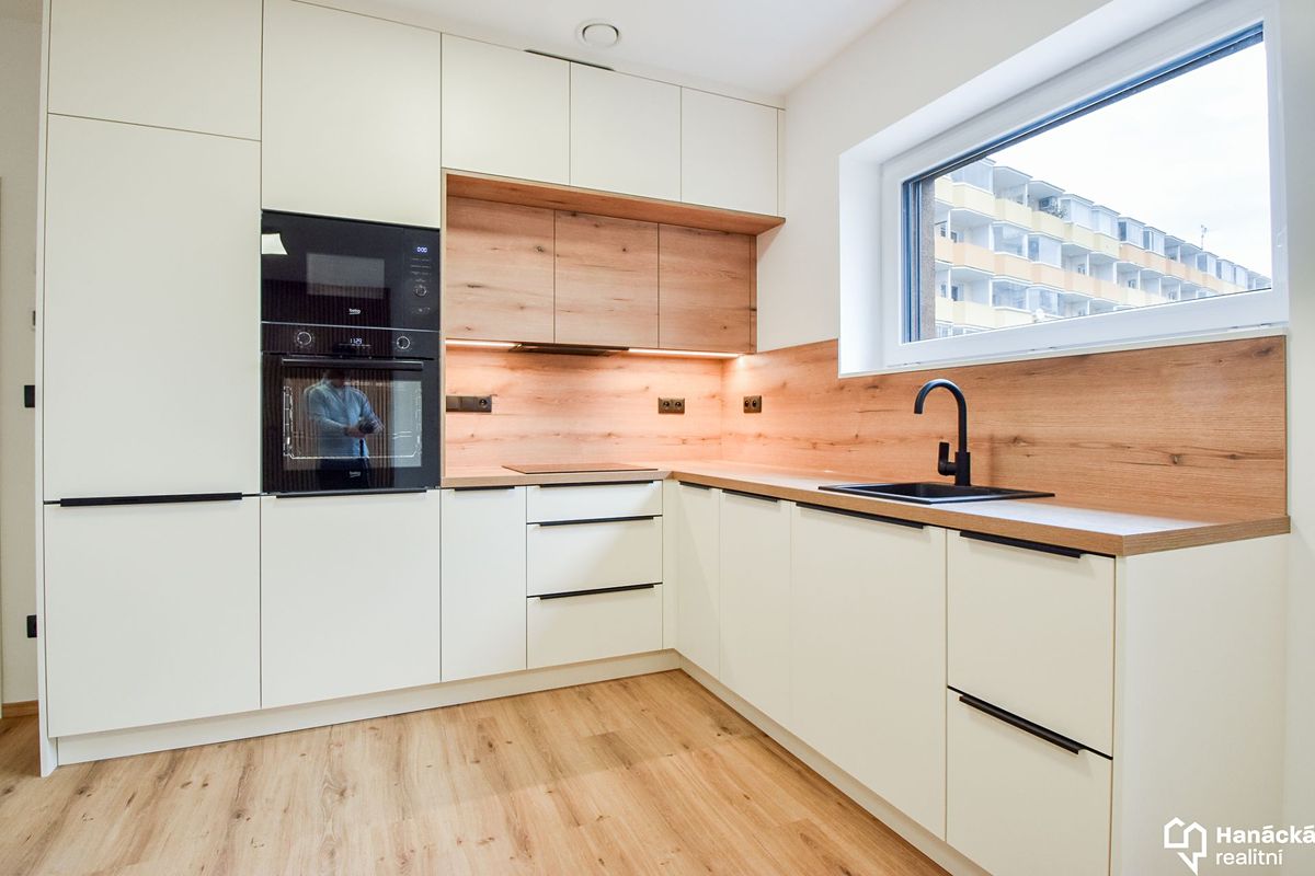 Pronájem bytu 2+kk 61 m² – fotografie 3