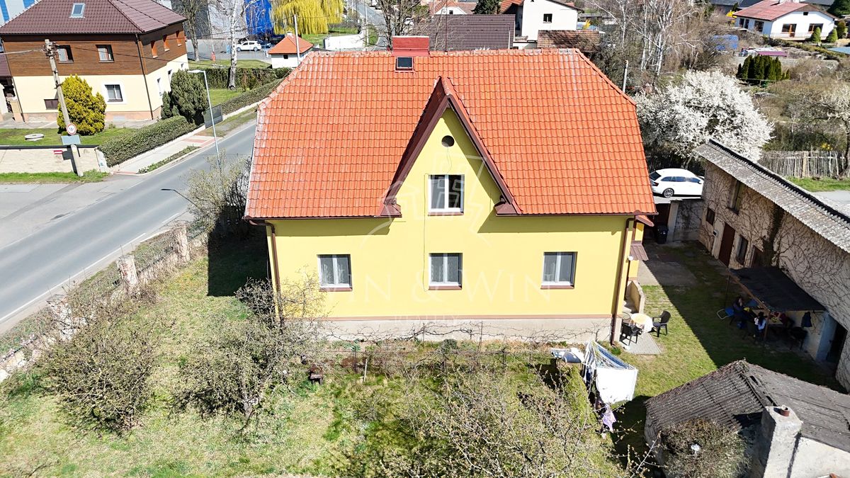 Prodej rodinného domu 240 m², pozemek 1084 m² – fotografie 2