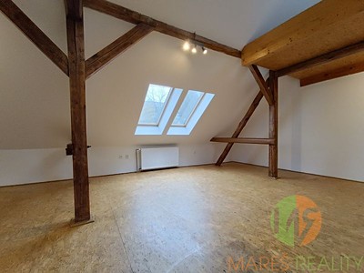 Pronájem bytu 1+kk 60 m² (Podkrovní)