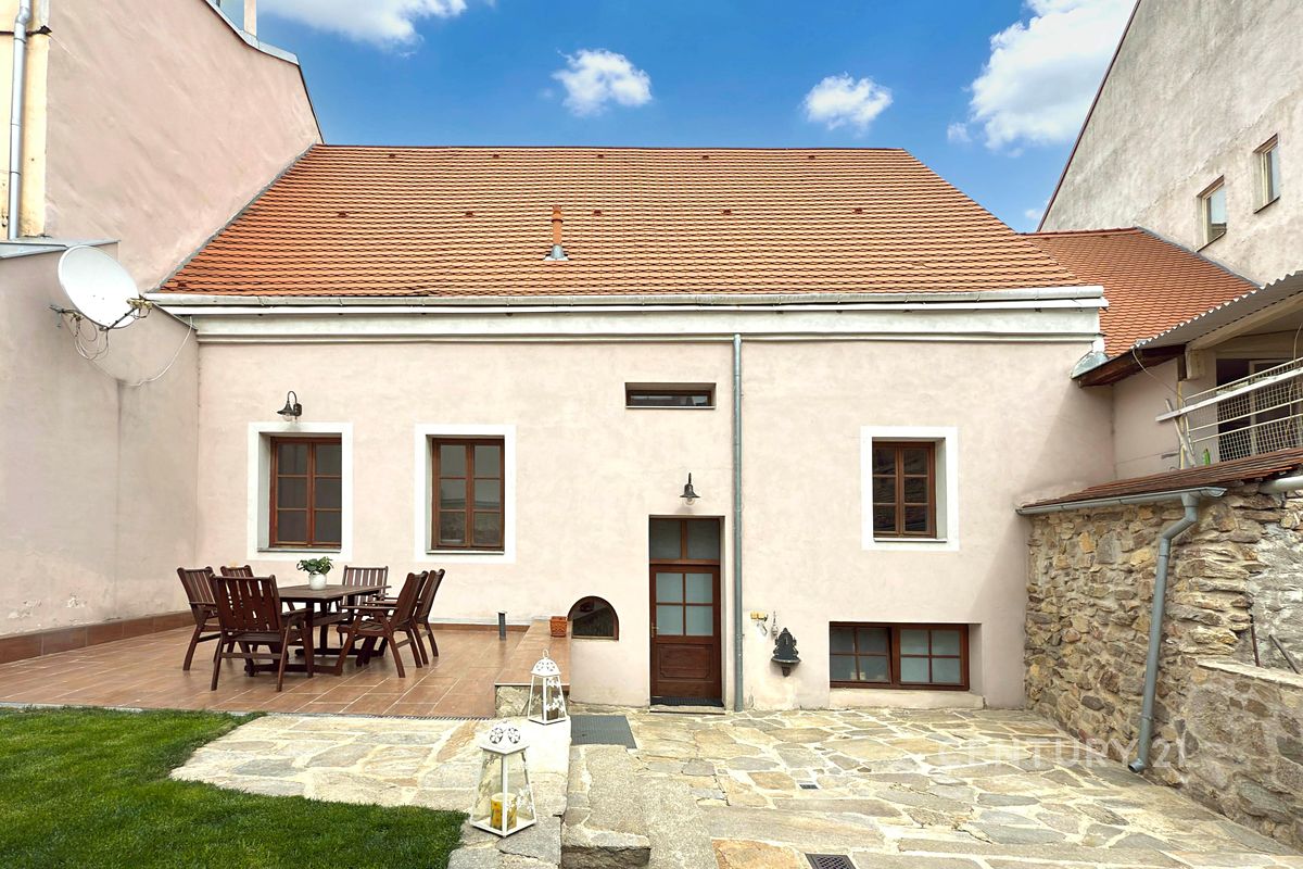 Prodej rodinného domu 330 m², pozemek 329 m² – fotografie 3