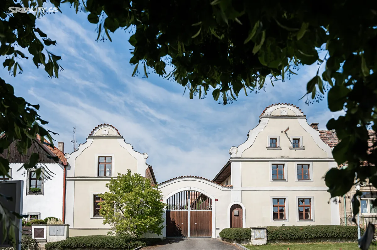 Prodej rodinného domu 1292 m², pozemek 26490 m², Ledce