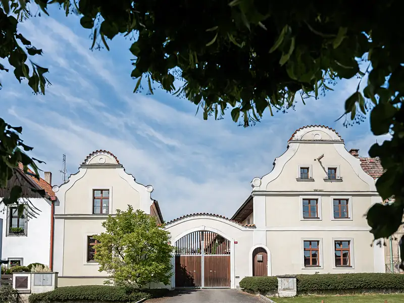 Prodej rodinného domu 1292 m², pozemek 26490 m², Ledce – náhled fotky 1