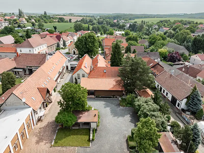 Prodej rodinného domu 1292 m², pozemek 26490 m², Ledce – náhled fotky 2