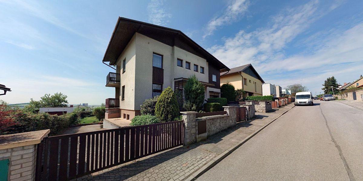 Prodej rodinného domu 280 m², pozemek 774 m² – fotografie 2