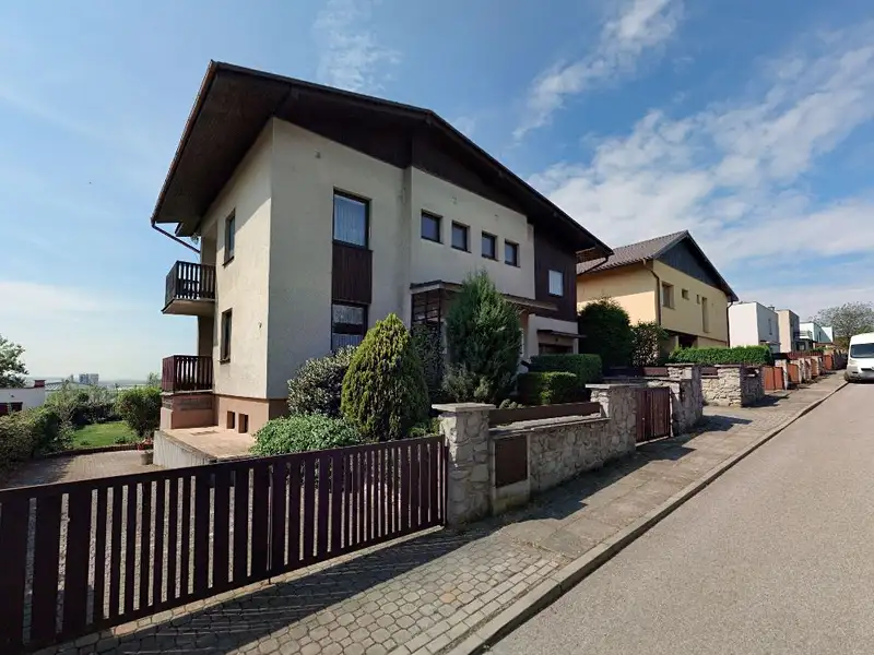 Prodej rodinného domu 280 m², pozemek 774 m², Dobrovice – náhled fotky 2