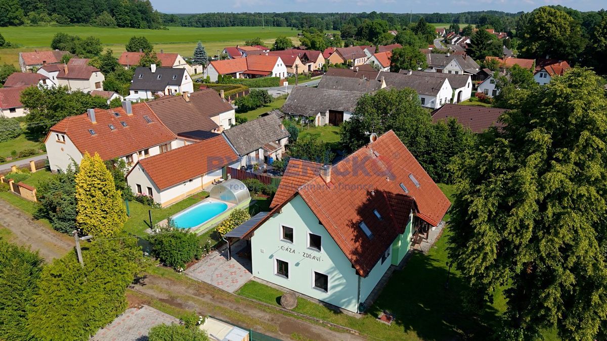 Prodej rodinného domu 275 m², pozemek 1663 m² – fotografie 2