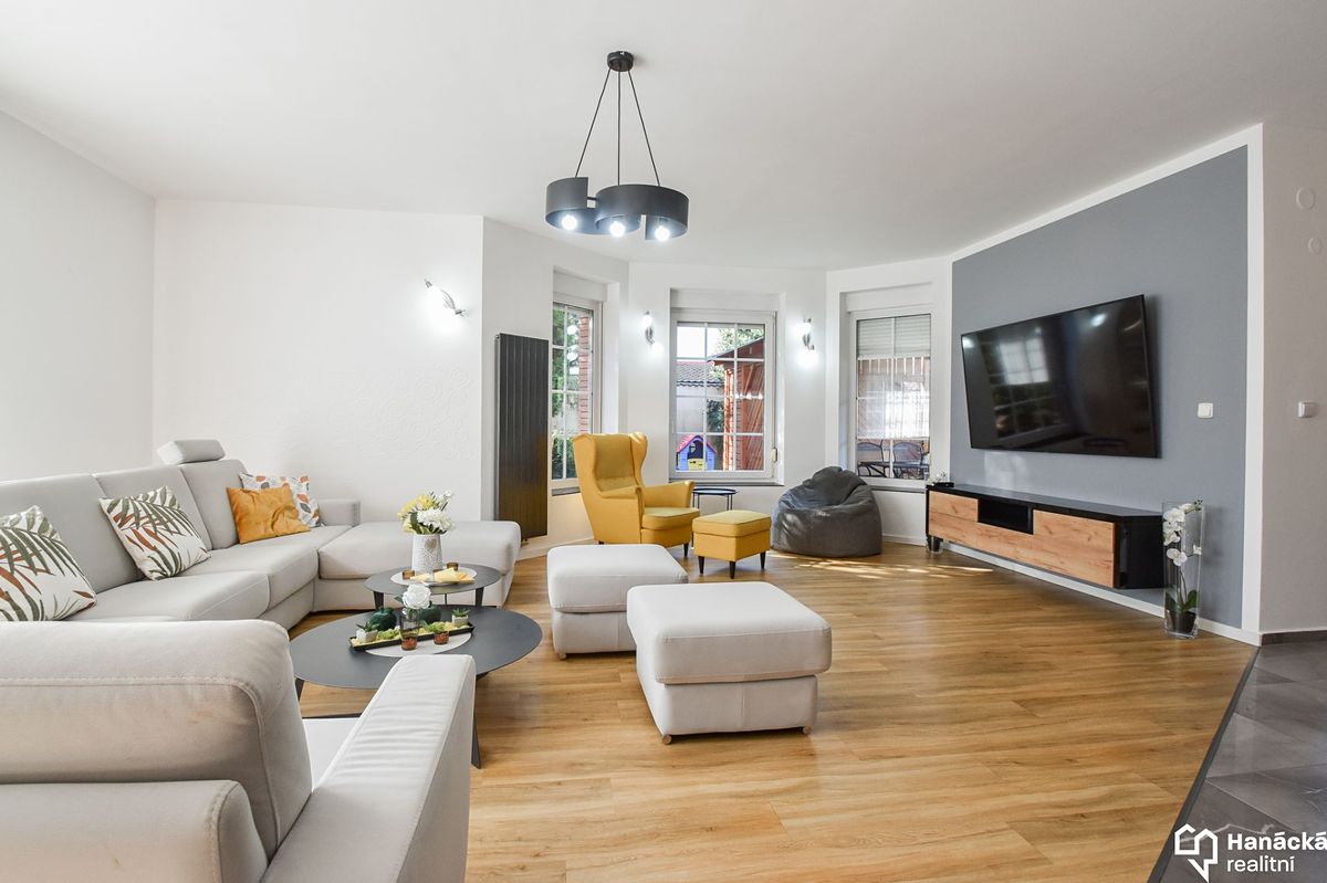 Prodej rodinného domu 269 m², pozemek 939 m² – fotografie 3
