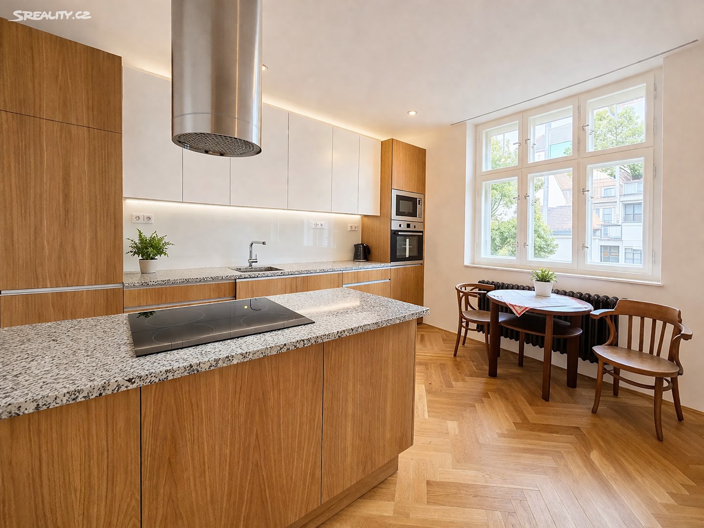 Pronájem bytu 2+kk 100 m² – pohled 2